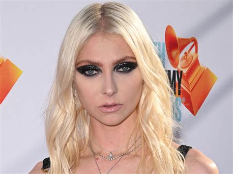 Taylor Momsen Stuns With Topless Red Carpet Look,。